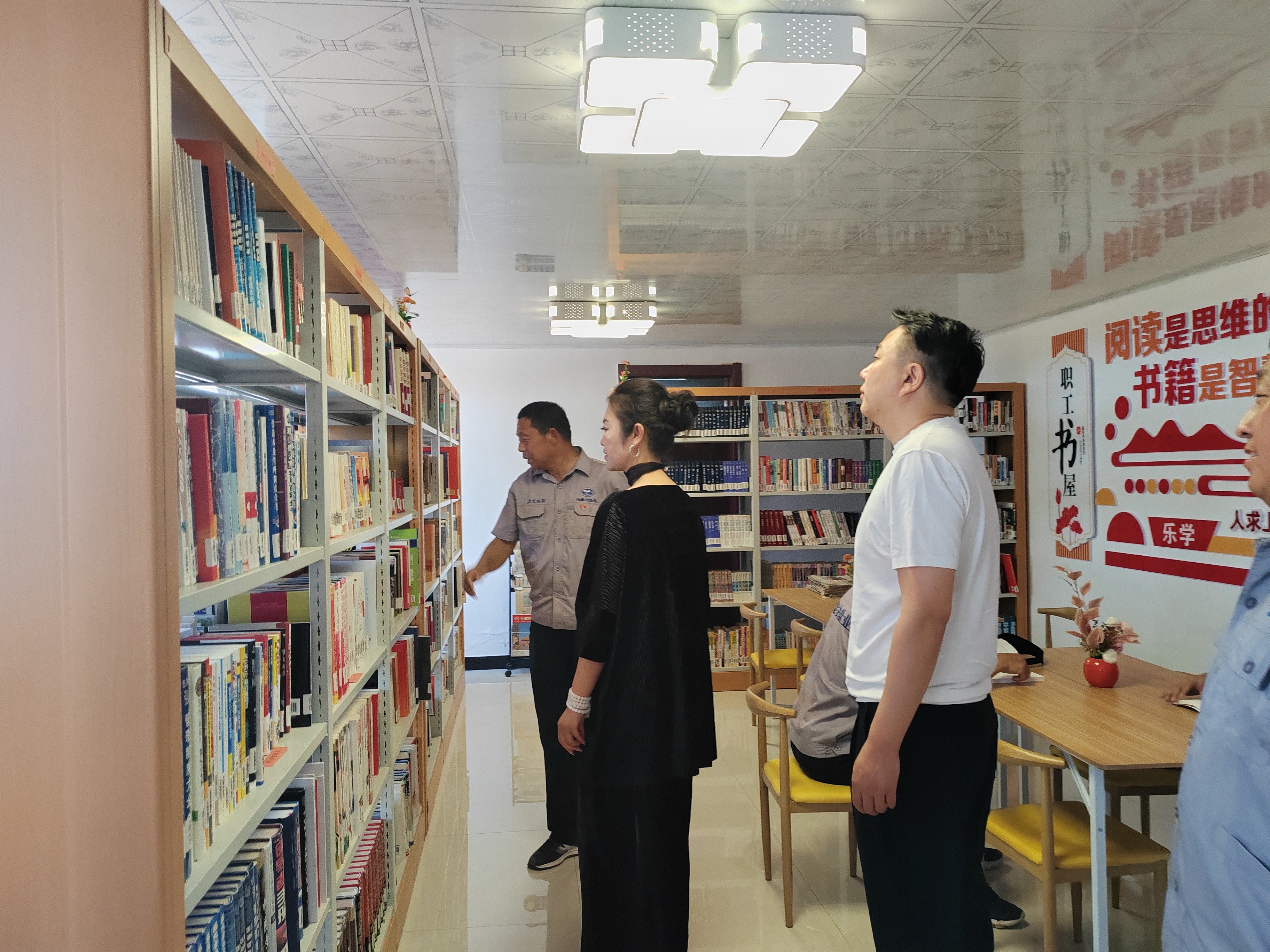 锡林郭勒盟图书馆张春梅一行到菠菜大全(中国) 调研指导