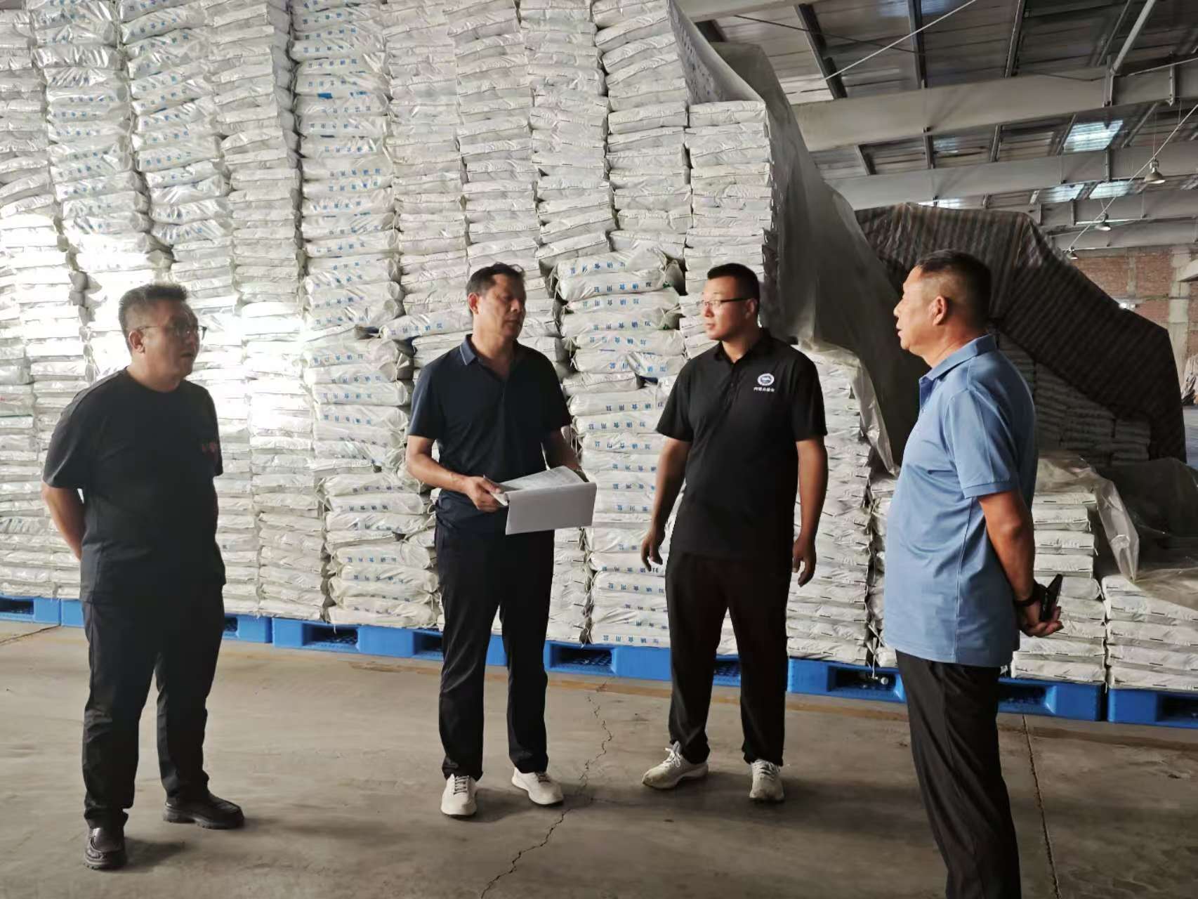 筑牢食盐安全防线 盟工信局、盟公安、盟市场到菠菜大全(中国) 开展联合监督检查